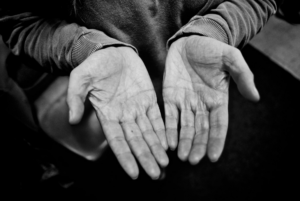 Siapa Saja orang yang Berhak Menerima Zakat Profesi atau Penghasilan?