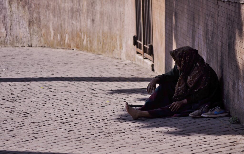Siapa Saja orang yang Berhak Menerima Zakat Profesi atau Penghasilan?