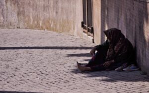 Siapa Saja orang yang Berhak Menerima Zakat Profesi atau Penghasilan?