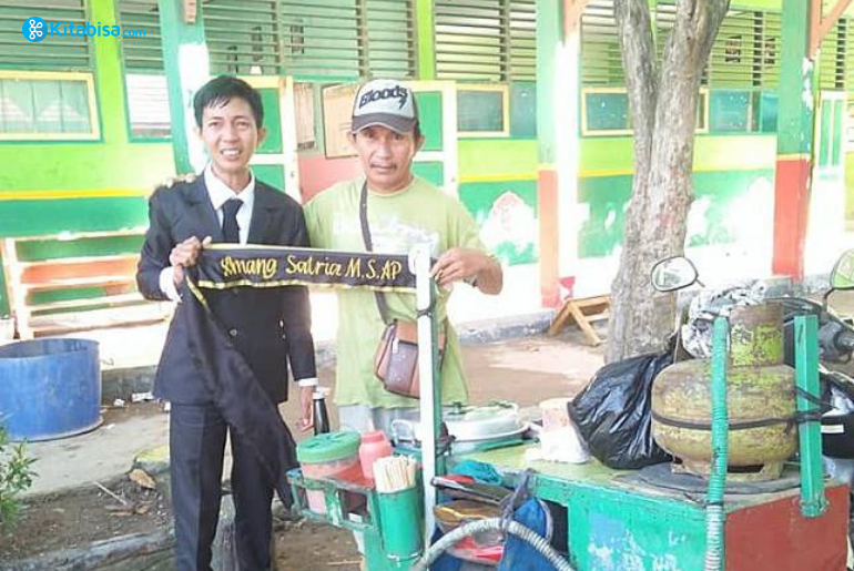 Kisah Haru Anang, Anak Penjual Siomay, yang Memeluk Ayahnya Setelah Lulus Sidang Skripsi