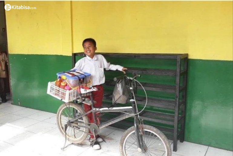 Kisah Putra, Anak Yatim Piatu yang Berjualan Cilok untuk Menghidupi Kedua Adiknya