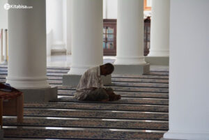 Melengkapi Jadwal Sholat Hari Ini dengan Menyantuni Anak Yatim