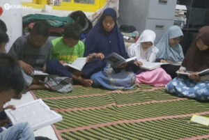 Perjuangan Penjaja Gorengan untuk Anak Yatim Piatu