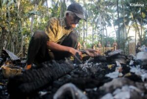 Bantu Kakek Arsyad Bangun Kembali Rumahnya yang Terbakar