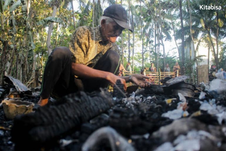 Bantu Kakek Arsyad Bangun Kembali Rumahnya yang Terbakar