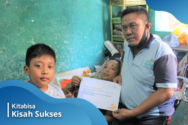 Pak Agus menemani istrinya yang sedang sakit