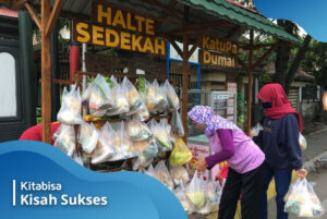 Halte Sedekah bagikan nasi bungkus