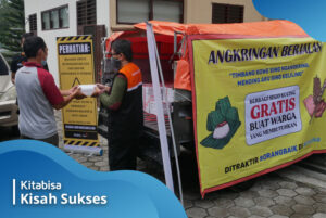 Angkringan Berjalan bagikan makan gratis