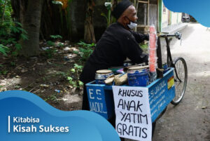 Mbah Jumiyo, Lansia Pedagang Es Jadul Bagikan Jualan Gratis untuk Anak Yatim Dhuafa