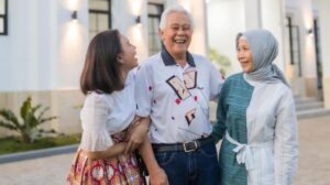 Sedekah Subuh Diberikan Kepada Orang Tua